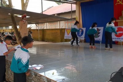 Sinh hoạt ngoại khóa : Tuyên truyền Luật giao thông tại trường tiểu học Nguyễn Văn Trỗi