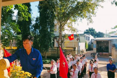 Liên đội Nguyễn Văn Trỗi tổ chức dâng hương đài Liệt Sỹ và thăm bà mẹ VNAH. Năm học 2022 – 2023