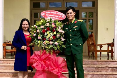 Trường TH Nguyễn Văn Trỗi thăm và tặng hoa đơn vị kết nghĩa nhân ngày Quân đội nhân dân Việt Nam